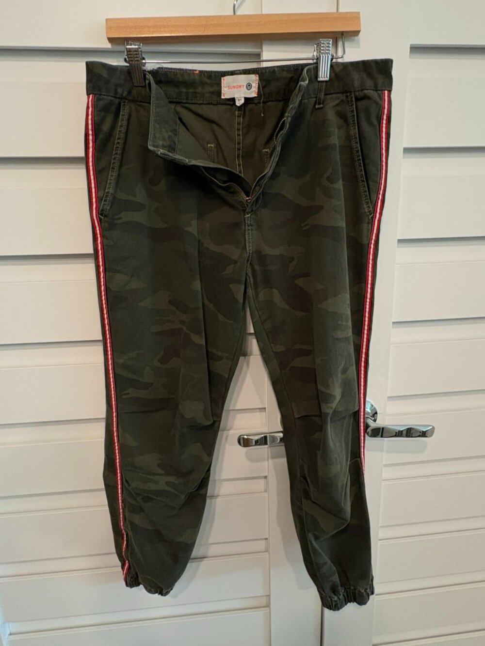 Sundry Camo Cargo Jogger Pants Side Stripe Ankle Zip Size 31 L y2k Streetwear - Picture 10 of 11